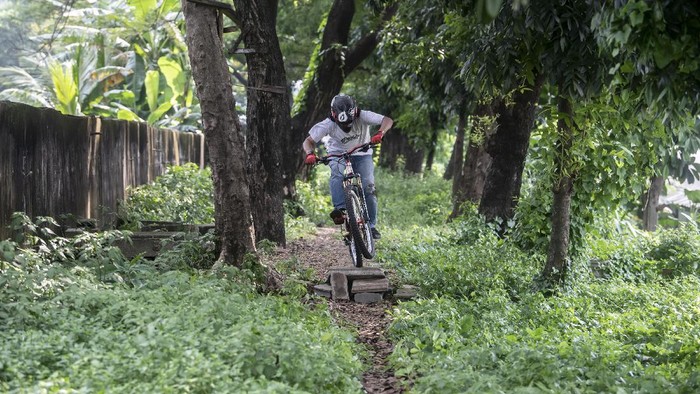 Pesepeda melaju menggunakan sepeda gunung (MTB) di kawasan Sudirman, Jakarta, Minggu (13/6/2021).
Pecinta sepeda MTB memanfaatkan lahan hijau kosong di ibu kota untuk berolahraga dikarenakan tidak adanya fasilitas jalur MTB di Jakarta. ANTARA FOTO/Muhammad Adimaja/foc.