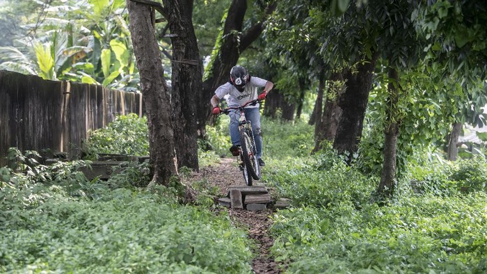 BERMAIN SEPEDA GUNUNG DI IBU KOTA Pesepeda melaju menggunakan sepeda gunung (MTB) di kawasan Sudirman, Jakarta, Minggu (13/6/2021).
Pecinta sepeda MTB memanfaatkan lahan hijau kosong di ibu kota untuk berolahraga dikarenakan tidak adanya fasilitas jalur MTB di Jakarta. ANTARA FOTO/Muhammad Adimaja/foc.