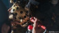 Kap lampu ini ia buat dengan bola plastik bekas yang kemudian ia lubangi.