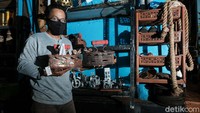 Toto memanfaatkan garasi dan beranda rumahnya sebagai workshop.