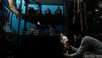 Alasan Toto terjun ke kerajinan barang bekas karena hobi dan memberikan edukasi soal pengolahan limbah.