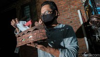 Toto sedang menunjukkan hasil kerajinannya.