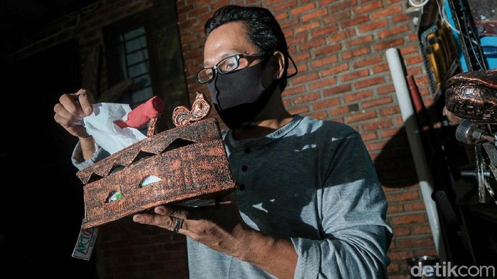 Bukan Kaleng-kaleng, Karya dari Barang Bekas Ini Bernilai Tinggi Lho Toto Sihono (49) menyulap berbagai barang bekas menjadi karya yang bernilai tinggi. Penasaran?