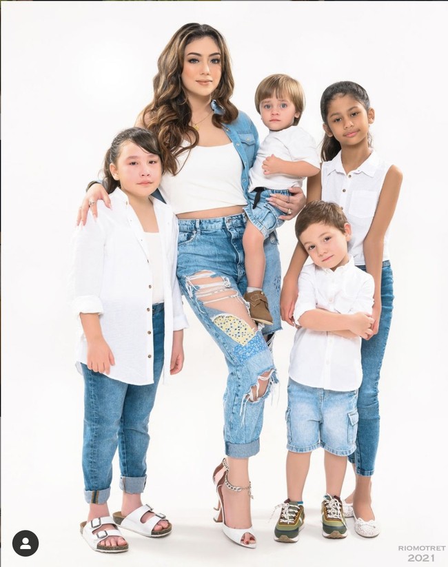 Celine Evangelista bersama keempat buah hatinya. Dua di antaranya merupakan buah cinta Celine dengan aktor Stefan William. (Foto: Instagram/@celine_evangelista)