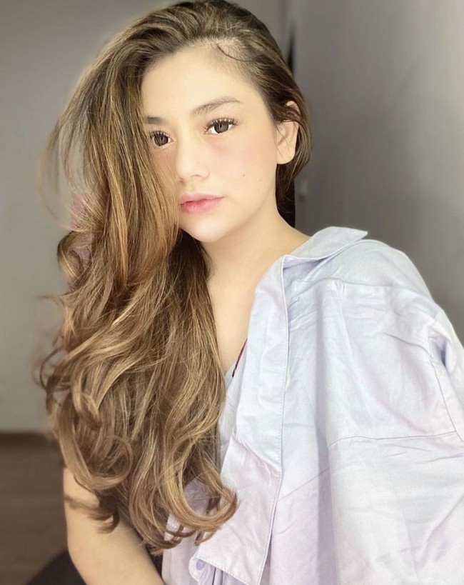 Sudah melahirkan empat anak, Celine Evangelista selalu terlihat memesona, apa rahasianya? Hal yang selalu dilakukan Celine setelah melahirkan adalah tidak lupa memakai korset. Selain itu dia juga rutin berolahraga. Foto: Dok. Instagram @riomotret @celine_evangelista