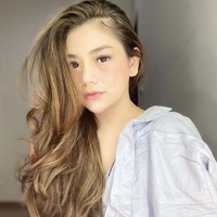 Sudah melahirkan empat anak, Celine Evangelista selalu terlihat memesona, apa rahasianya? Hal yang selalu dilakukan Celine setelah melahirkan adalah tidak lupa memakai korset. Selain itu dia juga rutin berolahraga. Foto: Dok. Instagram @riomotret @celine_evangelista