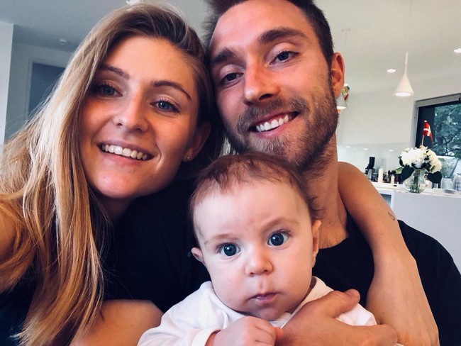 Keduanya telah memiliki seorang anak laki-laki bernama Alfred Eriksen yang lahir pada 2018. Di akun Instagram Eriksen, pria yang bermain untuk Inter Milan sebagai gelandang itu sering membagikan potret gemas buah hatinya. Saat Piala Dunia 2018, Eriksen sempat diizinkan pulang untuk mendampingi persalinan istrinya. Foto: Instagram Christian Eriksen