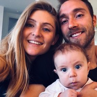 Keduanya telah memiliki seorang anak laki-laki bernama Alfred Eriksen yang lahir pada 2018. Di akun Instagram Eriksen, pria yang bermain untuk Inter Milan sebagai gelandang itu sering membagikan potret gemas buah hatinya. Saat Piala Dunia 2018, Eriksen sempat diizinkan pulang untuk mendampingi persalinan istrinya. Foto: Instagram Christian Eriksen