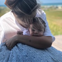 Dailystar mengungkap jika pasangan ini sempat kesulitan ketika pindah-pindah. Kamu harus belajar cara menghadapinya secara fisik dan mental tapi aku bisa mengatasi tekanan dan permintaan karena aku hidup tujuh hari seminggu untuk pekerjaanku. Tapi itu sangat sulit untuk pacarku. Tentu aku ingin pergi dengannya dan teman-teman tapi itu tidak cocok saat bermain di Inggris, kata Eriksen di 2016. Foto: Instagram Christian Eriksen