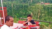 Terletak di ketinggian sekitar 1.800 mdpl, dusun Gir Pasang memang tengah diganderungi wisatawan. Dusun dengan penghuni 12 kepala keluarga (KK) itu jauh dari hiruk-pikuk perkotaan. Suasananya pun masih sangat alami. 