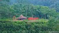 Operasional gondola berlangsung setiap hari, mulai pukul 08.00 WIB sampai penumpang habis. Harga tiketnya Rp 60.000 pulang-balik. Tapi untuk tiket dibatasi terakhir jam 17.00 WIB. 
