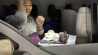 Kabar tersebut disampaikan oleh Erick melalui Instagramnya. Ia mengunggah foto bersama Vanessa Lime berlatarbelakang biru. Foto: Instagram @erickbanaiskandar