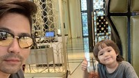 Salah satu momen kulinernya dihabiskan bersama sang keponakan, Elbarack. Mereka menikmati kentang goreng bersama. Foto: Instagram @erickbanaiskandar
