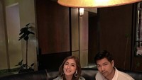 Hubungam antara Erick Iskandar dan Jessika Iskandar memang sangat dekat. Mereka juga sering hangout bersama di kafe dan restoran seperti ini. Foto: Instagram @erickbanaiskandar