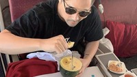Momen kuliner Erick sendiri juga tak kalah seru. Seperti pada foto ini, ia menikmati buah semangka ketika berada di dalam pesawat. Foto: Instagram @erickbanaiskandar