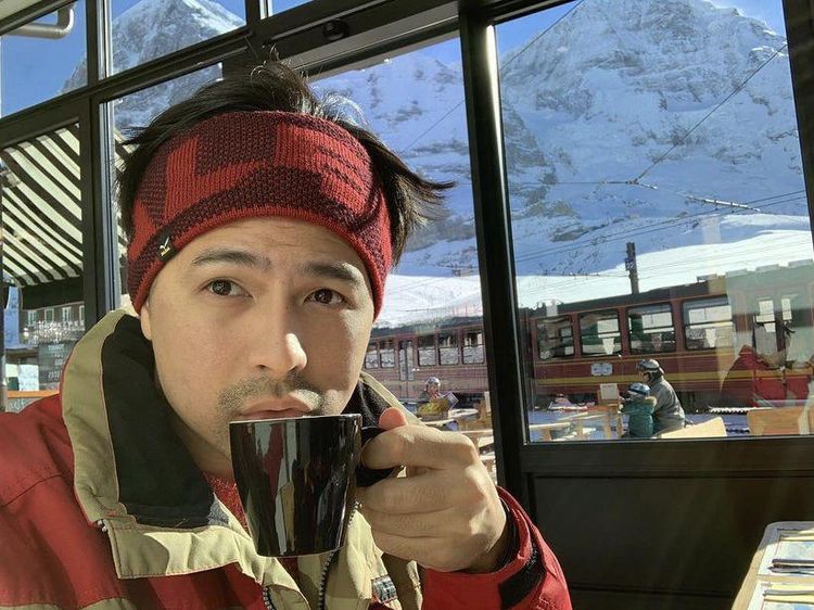 Serunya Erick Iskandar saat Nikmati Kopi di Tengah Hamparan Salju