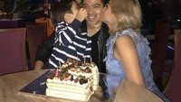 Ini adalah momen ulang tahun Erick, di mana ia mendapat kejutan kue dari Jessika Iskandar dan Elbarack. Foto: Instagram @erickbanaiskandar