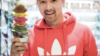 Nah, kalau yang satu ini adalah momen saat Erick menikmati es krim menjulang tinggi. Foto: Instagram @erickbanaiskandar