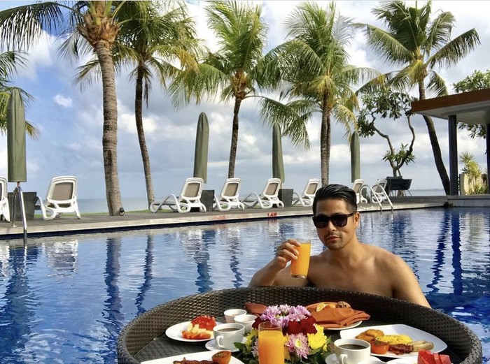 Erick Iskandar Serunya Erick Iskandar saat Nikmati Kopi di Tengah Hampatan Salju