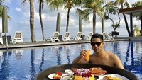 Gaya kulinerannya juga tampak mewah saat ia menikmati floating breakfast di kolam renang suatu hotel berbintang. Foto: Instagram @erickbanaiskandar