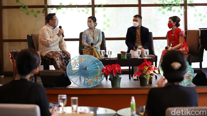 Fashion Show Virtual Kebaya Encim dan Batik Betawi Fashion show yang menampilkan kebaya encim dan batik Betawi digelar secara virtual di Hotel Borobudur, Jakarta. Begini lenggak-lenggok model memamerkan busananya.