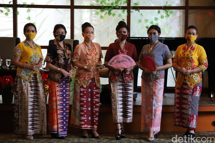 Fashion show yang menampilkan kebaya encim dan batik Betawi digelar secara virtual di Hotel Borobudur, Jakarta. Begini lenggak-lenggok model memamerkan busananya.