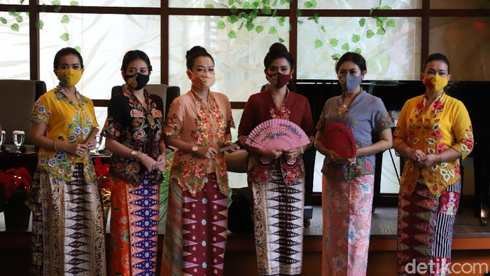 Fashion Show Virtual Kebaya Encim dan Batik Betawi Fashion show yang menampilkan kebaya encim dan batik Betawi digelar secara virtual di Hotel Borobudur, Jakarta. Begini lenggak-lenggok model memamerkan busananya.