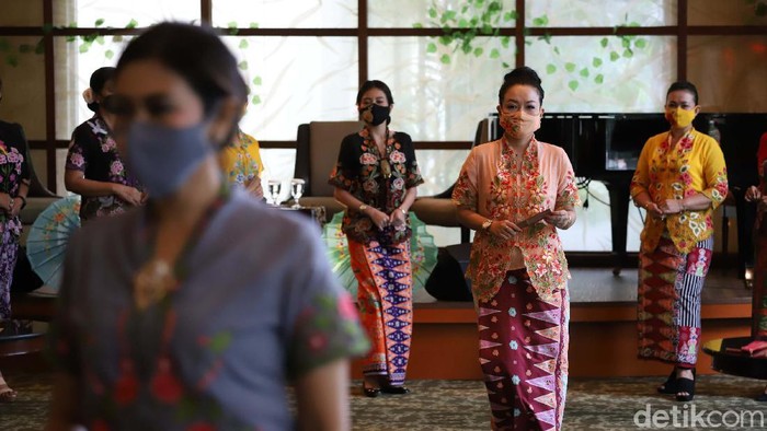 Fashion Show Virtual Kebaya Encim dan Batik Betawi Fashion show yang menampilkan kebaya encim dan batik Betawi digelar secara virtual di Hotel Borobudur, Jakarta. Begini lenggak-lenggok model memamerkan busananya.