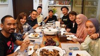 Kedekatan antara Basuki Surodjo dengan calon pengantin Rizky Billar dan Lesty Kejora, atau keduanya lebih akrab disapa LesLar, terlihat melalui sebuah unggahan foto pada akun Instagram pribadinya. Bersama dengan teman-temannya yang lain, Basuki dan pasangan Les-Lar ini terlihat sangat akrab makan bersama pada satu meja berukuran panjang. Foto: Instagram/basukisurodjo