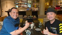 Sebuah rumah makan di kawasan Menteng, Jakarta Pusat juga menjadi tempat pilihan Basuki untuk bertemu dengan temannya. Bahkan salah satunya merupakan teman yang sudah 7 tahun tidak ditemuinya yaitu Kompol. Martuasah Hermindo Tobing selalu Kasat Reskrim Polrestabes Medan. Foto: Instagram/basukisurodjo