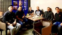 Basuki juga seringkali mengadakan pertemuan dengan rekan-rekan bisnisnya di salah satu restoran miliknya di Jalan Purworejo, Menteng, Jakarta Pusat. Makan malam bersama sambai ngobrol santai menjadi cara elegan mereka saat membicarakan terkait bisnis yang dijalankan bersama. Foto: Instagram/basukisurodjo
