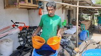 Seperti yang dirasakan warga Dusun Cigintung RT 01/12, air yang ada di penampungan dan sumur mereka tampak hitam. Bahkan warga tidak berani mengkonsumsi air dari sumur yang telah hitam karena asap yang terbawa hujan saat tangki di Kilang Pertamina terbakar.