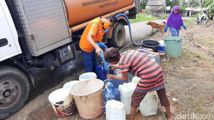 Air di sumur-sumur warga dan penampungan menghitam. Air menghitam karena tercemar asap dari kebakaran Kilang Pertamina RU IV Cilacap, Jawa Tengah.