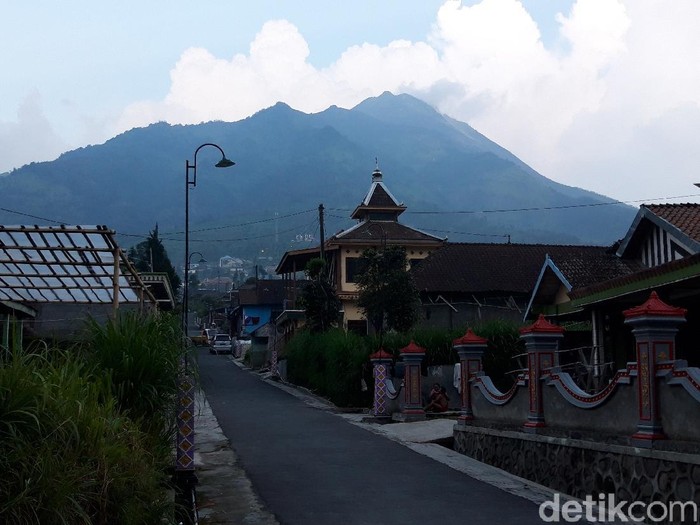 Gunung Merapi dilihat dari Desa Lencoh, Kecamatan Selo, Kabupaten Boyolali, Sabtu (13/6/2021).