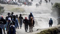 Pemilik mengantarkan pengunjung berkuda di Gunung Bromo, Probolinggo, Jawa Timur, Minggu (13/6/2021).