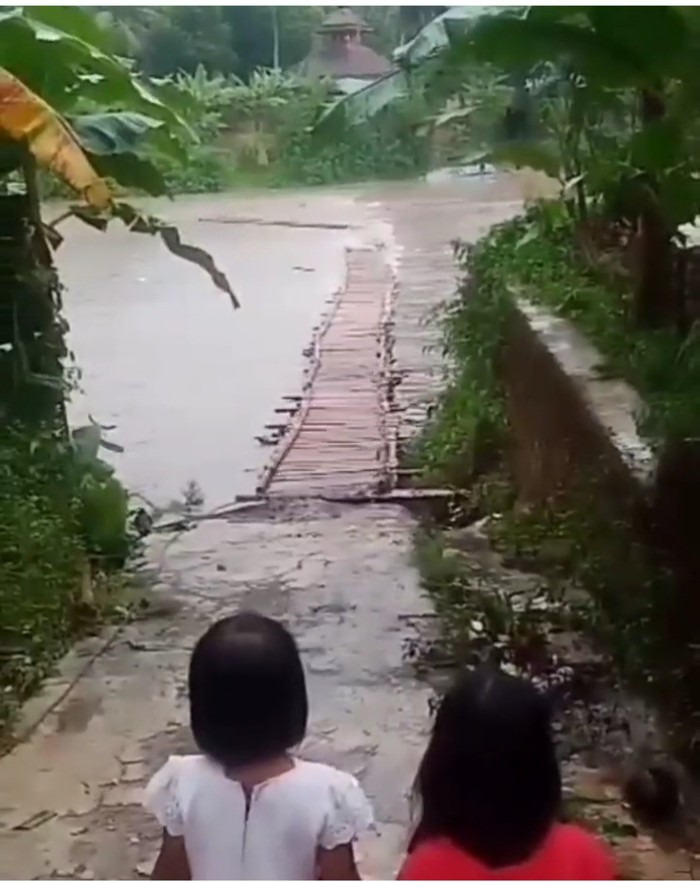 Jembatan bambu penghubung dua desa di Cianjur hanyut