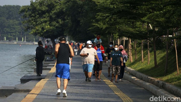 Kasus Corona Meningkat, Danau Sunter Tetap Ramai Warga Kasus harian COVID-19 di DKI Jakarta meningkat. Meski demikian, sejumlah warga tetap memanfaatkan libur mengunjungi taman di kawasan Danau Sunter, Jakarta.