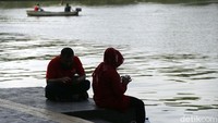 Sejumlah pengunjung menikmati wisata air di Danau Sunter.