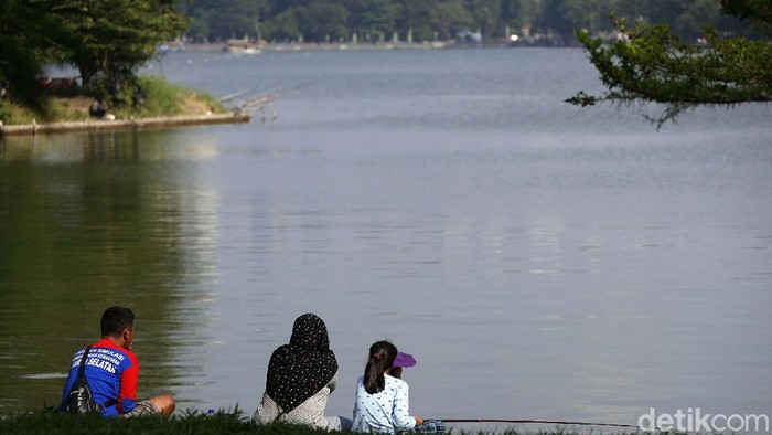 Kasus Corona Meningkat, Danau Sunter Tetap Ramai Warga Kasus harian COVID-19 di DKI Jakarta meningkat. Meski demikian, sejumlah warga tetap memanfaatkan libur mengunjungi taman di kawasan Danau Sunter, Jakarta.