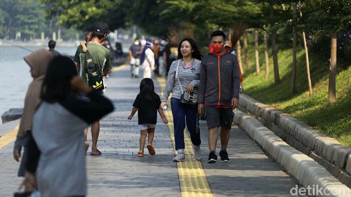 Kasus Corona Meningkat, Danau Sunter Tetap Ramai Warga Kasus harian COVID-19 di DKI Jakarta meningkat. Meski demikian, sejumlah warga tetap memanfaatkan libur mengunjungi taman di kawasan Danau Sunter, Jakarta.