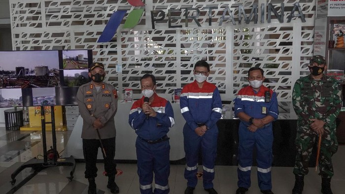 KEBAKARAN KILANG CILACAP BERHASIL DIPADAMKAN Asap hitam terlihat terlihat mulai menghilang sesaat sebelum api berhasil dipadamkan, di Kilang Pertamina RU IV Cilacap, Jawa Tengah, Minggu (13/6/2021). Tim pemadam berhasil memadamkan seluruh api pada pukul 10.50 WIB di sekitar tangki area 39 Kilang RU IV Cilacap, dan masih terus dilakukan pemantauan serta pendinginan guna memastikan tidak ada lagi titik api baru. ANTARA FOTO/Idhad Zakaria/foc.