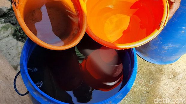 Kebakaran tangki kilang Pertamina Cilacap menyebabkan air sumur warga menghitam dan tak bisa dikonsumsi, Minggu (13/6/2021). Kebakaran tangki kilang Pertamina Cilacap menyebabkan air sumur warga menghitam dan tak bisa dikonsumsi, Minggu (13/6/2021).