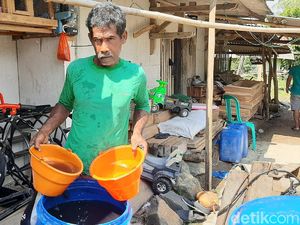Penampakan Air Sumur Hitam Akibat Kebakaran Tangki Pertamina Cilacap