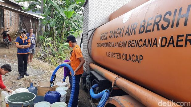 Kebakaran tangki kilang Pertamina Cilacap menyebabkan air sumur warga menghitam dan tak bisa dikonsumsi, Minggu (13/6/2021). Kebakaran tangki kilang Pertamina Cilacap menyebabkan air sumur warga menghitam dan tak bisa dikonsumsi, Minggu (13/6/2021).