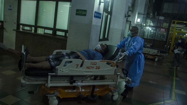 Gubernur Jawa Barat Ridwan Kamil (kiri) berdialog dengan Plt Direktur Pelayanan Medik Keperawatan dan Penunjang Rumah Sakit Dokter Hasan Sadikin (RSHS) Dr.Yana Muhammad Supriatna (kanan) saat meninjau di RSHS, Bandung, Jawa Barat, Sabtu (12/6/2021) malam. Ridwan Kamil menyatakan tingkat keterisian tempat tidur atau Bed Occupancy Rate (BOR) di seluruh Jawa Barat masih dalam tahap terkendali meski mengalami peningkatan mencapai 68 persen dampak arus mudik dan libur Lebaran. ANTARA FOTO/Novrian Arbi/rwa.
