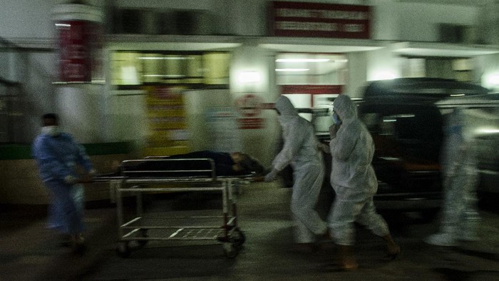 Keterisian Tempat Tidur untuk Pasien COVID di Jabar Meningkat Gubernur Jawa Barat Ridwan Kamil (kiri) berdialog dengan Plt Direktur Pelayanan Medik Keperawatan dan Penunjang Rumah Sakit Dokter Hasan Sadikin (RSHS) Dr.Yana Muhammad Supriatna (kanan) saat meninjau di RSHS, Bandung, Jawa Barat, Sabtu (12/6/2021) malam. Ridwan Kamil menyatakan tingkat keterisian tempat tidur atau Bed Occupancy Rate (BOR) di seluruh Jawa Barat masih dalam tahap terkendali meski mengalami peningkatan mencapai 68 persen dampak arus mudik dan libur Lebaran. ANTARA FOTO/Novrian Arbi/rwa.