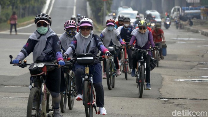 Kolong Jembatan Layang Tol Wiyoto Wiyono, Jadi Pilihan Warga Bersepeda Rambu jalur khusus Road Bike di JLNT Casablanca dicopot. Sebagian pesepeda kini beralih bersepeda di sepanjang kolong jembatan layang Tol Wiyoto Wiyono Jakarta.