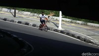 Sebagian para pesepeda pun kini beralih ke kolong jembatan layang Tol Wiyoto Wiyono Jakarta.
