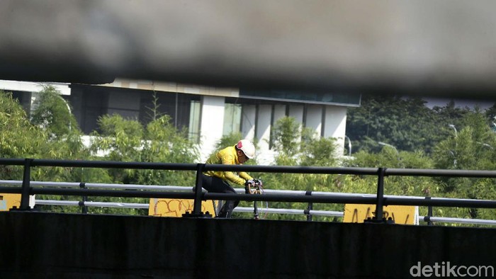 Rambu jalur khusus Road Bike di JLNT Casablanca dicopot. Sebagian pesepeda kini beralih bersepeda di sepanjang kolong jembatan layang Tol Wiyoto Wiyono Jakarta.