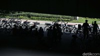 Warga bersepeda di sepanjang kolong jembatan layang Tol Wiyoto Wiyono Jakarta, Minggu (13/06/2021).
